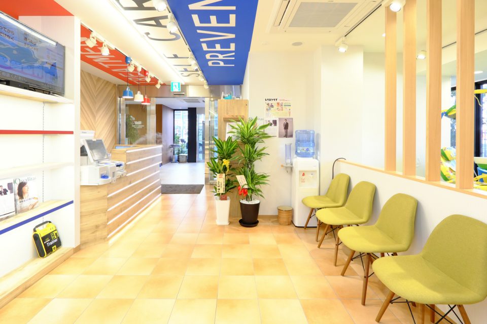 天井の3色は「治療」「予防」「セルフケア」の3本の柱を表しています
